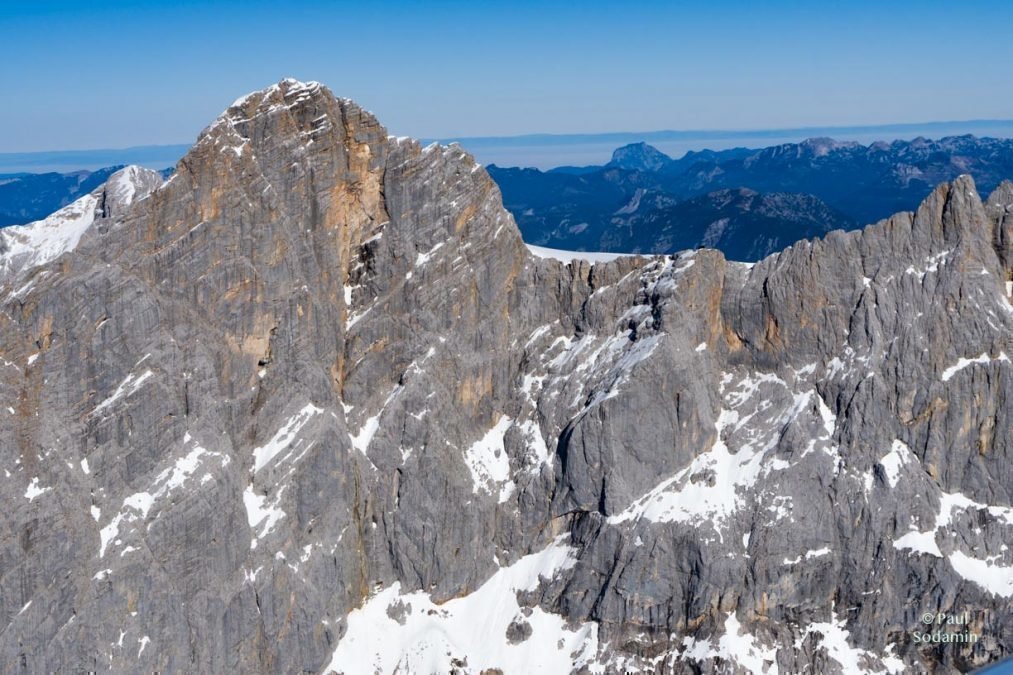 Flug über dem Nebel- Dachstein