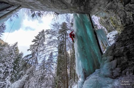 Wasserfall "Alice im Wunderland" - Eisklettern