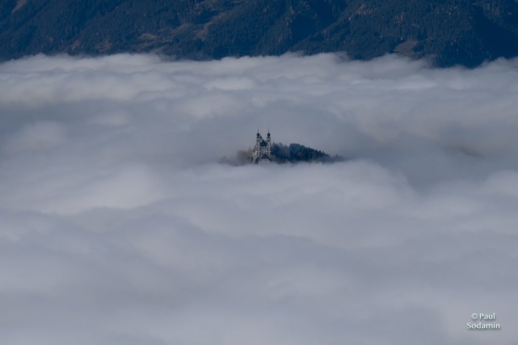 Flug über dem Nebel- Gesäuse