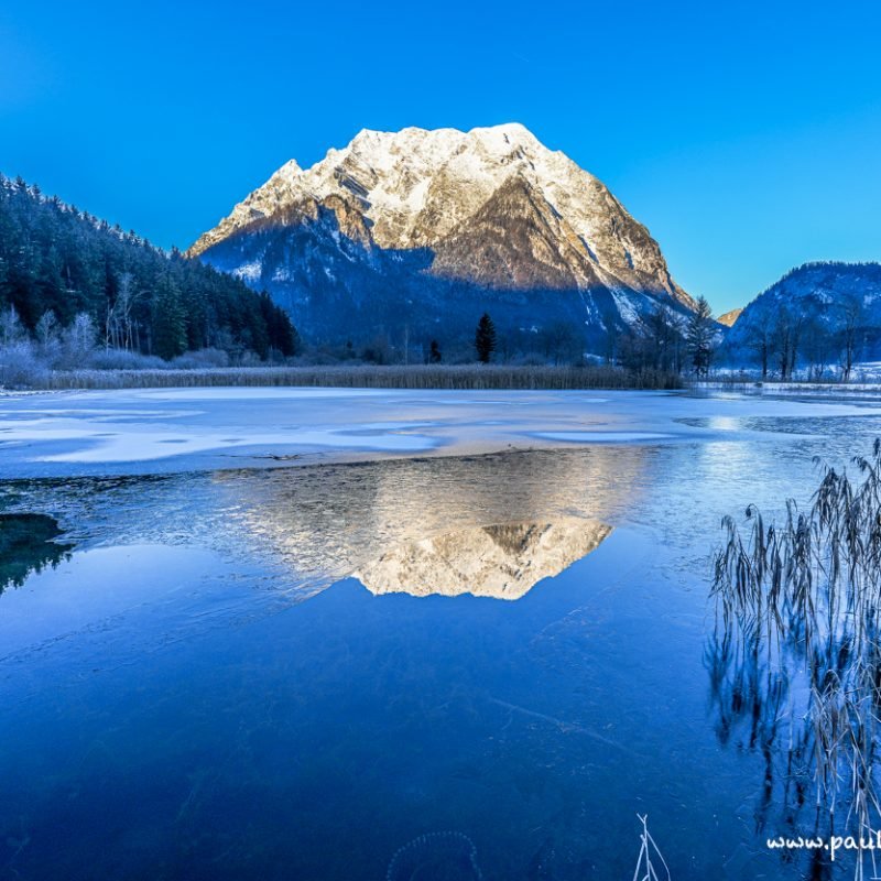 Der Grimming im Spiegellicht und der Wasserfall