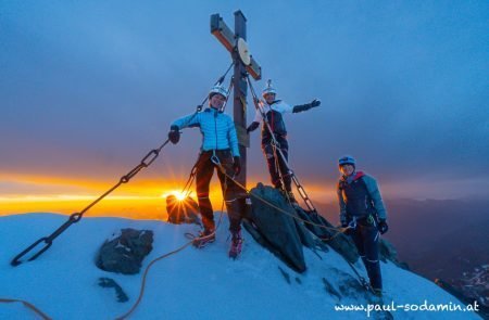 Großglockner 3798 m bei Sonnenaufgang am Gipfel, Top in Austria© Sodamin 1