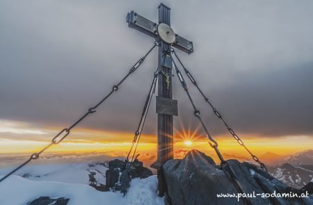 Großglockner 3798 m bei Sonnenaufgang am Gipfel, Top in Austria© Sodamin 10