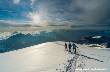 Großglockner 3798 m bei Sonnenaufgang am Gipfel, Top in Austria© Sodamin 12