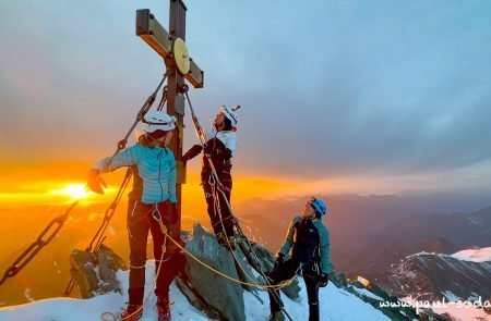 Großglockner 3798 m bei Sonnenaufgang am Gipfel, Top in Austria© Sodamin 2