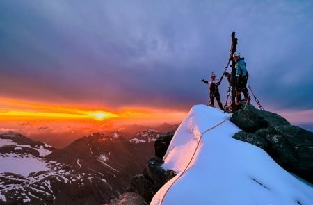 Großglockner 3798 m bei Sonnenaufgang am Gipfel, Top in Austria© Sodamin 5