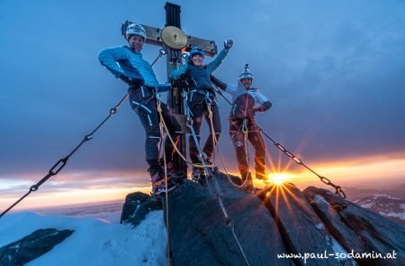 Großglockner 3798 m bei Sonnenaufgang am Gipfel, Top in Austria© Sodamin 7