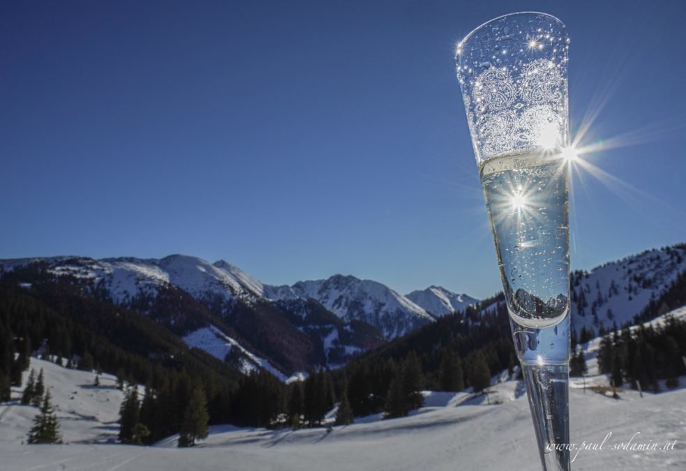 Zum Jahresausklang mit Sekt & Brötchen am Dachstein