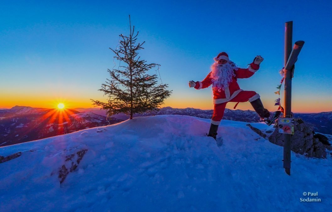 Der Weihnachtsmann am Sparafeld bei Sonnenaufgang im Xeis