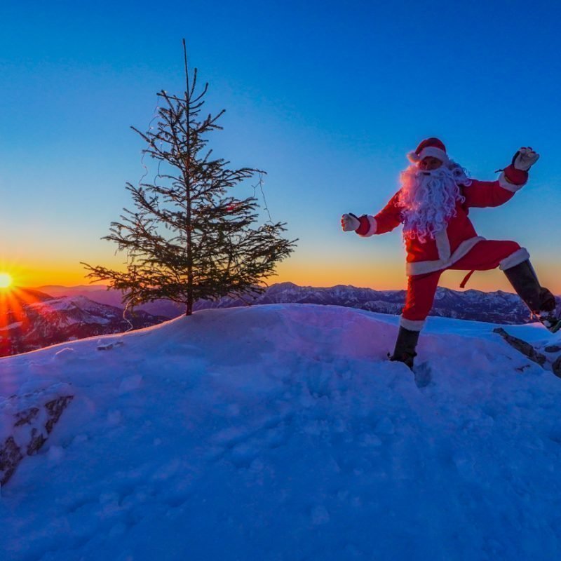 Der Weihnachtsmann am Sparafeld bei Sonnenaufgang im Xeis