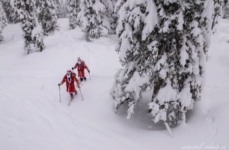 Weihnachtsmänner in den Bergen ©Sodamin 16