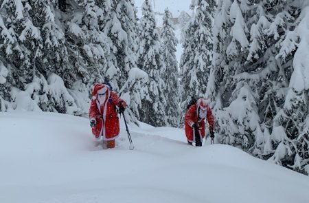 Weihnachtsmänner in den Bergen ©Sodamin 5