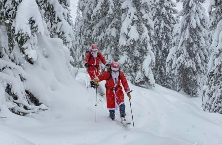 Weihnachtsmänner in den Bergen ©Sodamin 8